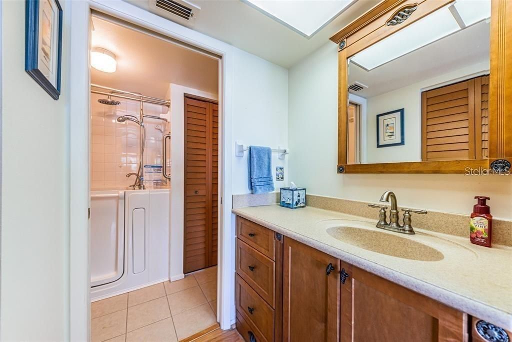 Active With Contract: $1,595 (1 beds, 1 baths, 875 Square Feet)