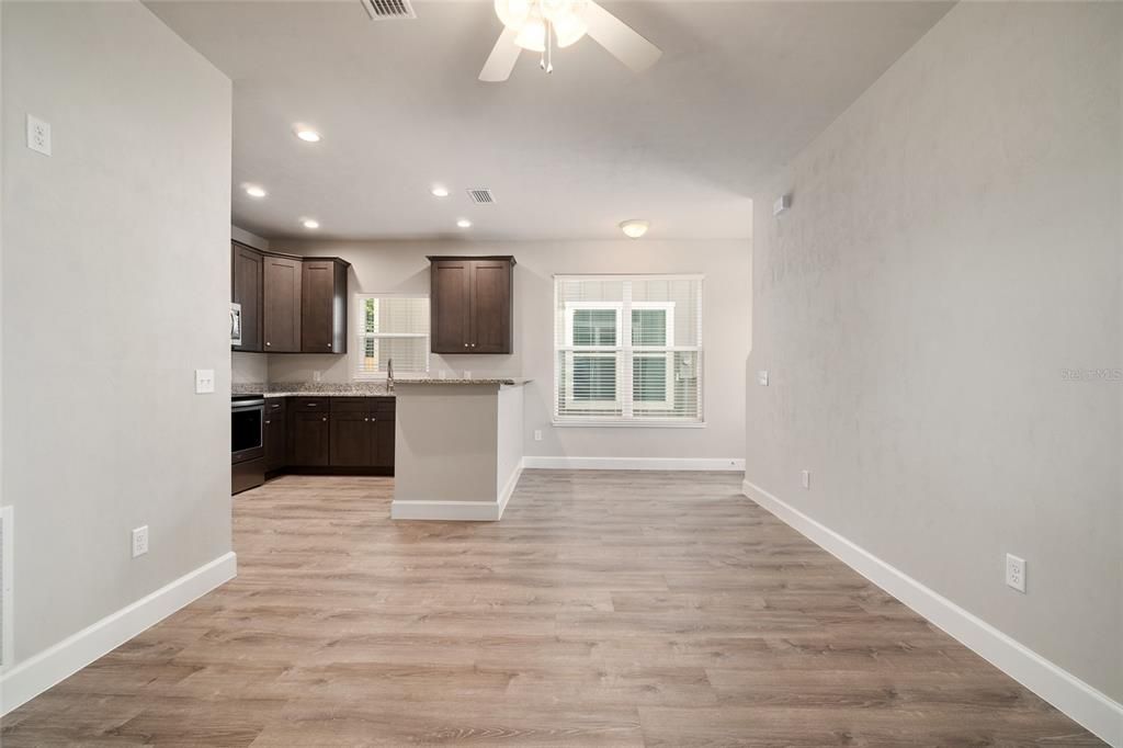 出租: $3,975 (5 贝兹, 5 浴室, 3256 平方英尺)