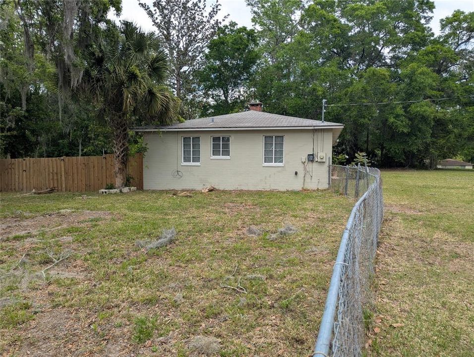 Active With Contract: $150,000 (2 beds, 1 baths, 841 Square Feet)