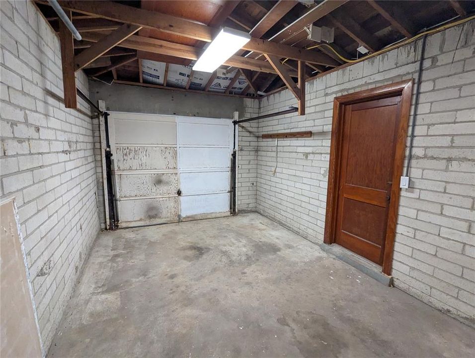 Active With Contract: $150,000 (2 beds, 1 baths, 841 Square Feet)
