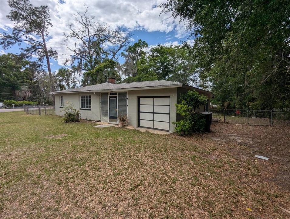 Active With Contract: $150,000 (2 beds, 1 baths, 841 Square Feet)