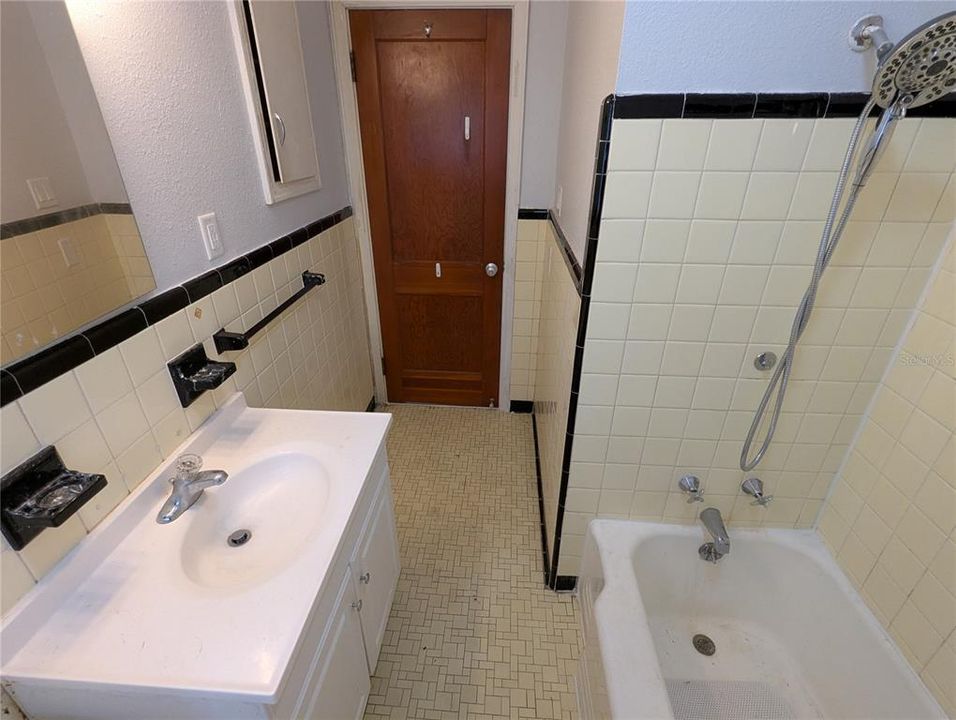 Active With Contract: $150,000 (2 beds, 1 baths, 841 Square Feet)