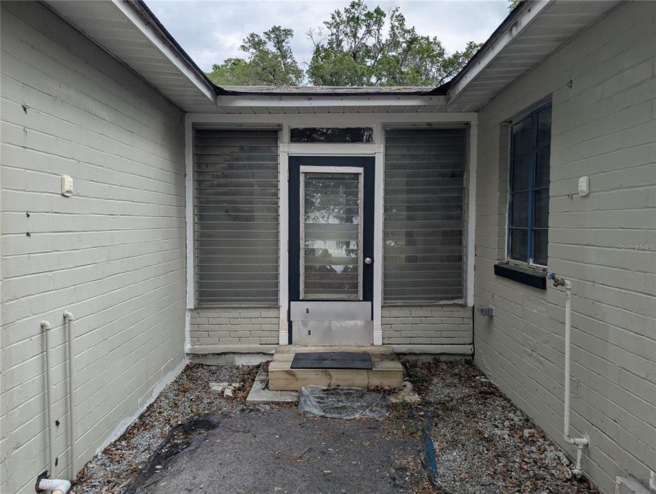 Active With Contract: $150,000 (2 beds, 1 baths, 841 Square Feet)
