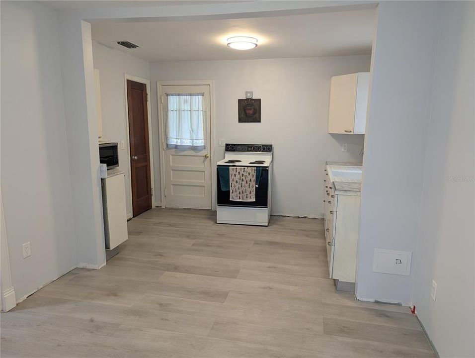Active With Contract: $150,000 (2 beds, 1 baths, 841 Square Feet)