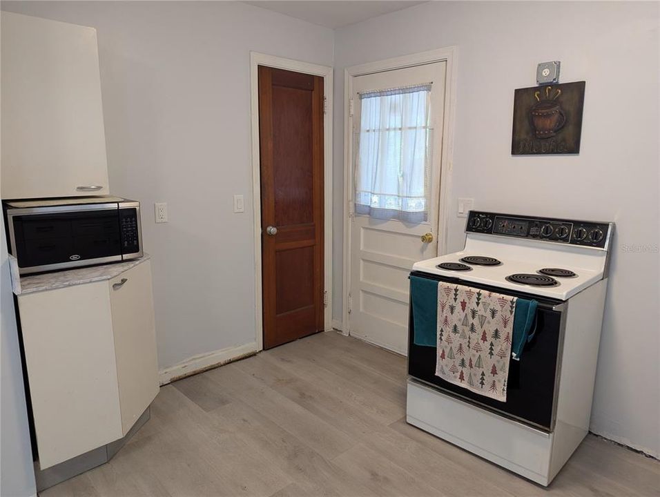 Active With Contract: $150,000 (2 beds, 1 baths, 841 Square Feet)