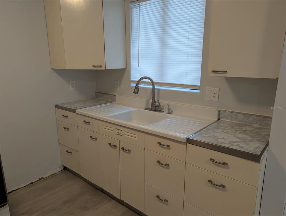 Active With Contract: $150,000 (2 beds, 1 baths, 841 Square Feet)
