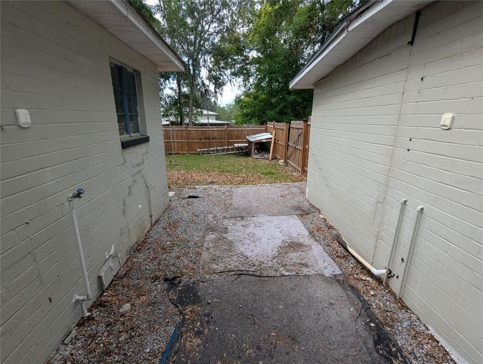 Active With Contract: $150,000 (2 beds, 1 baths, 841 Square Feet)
