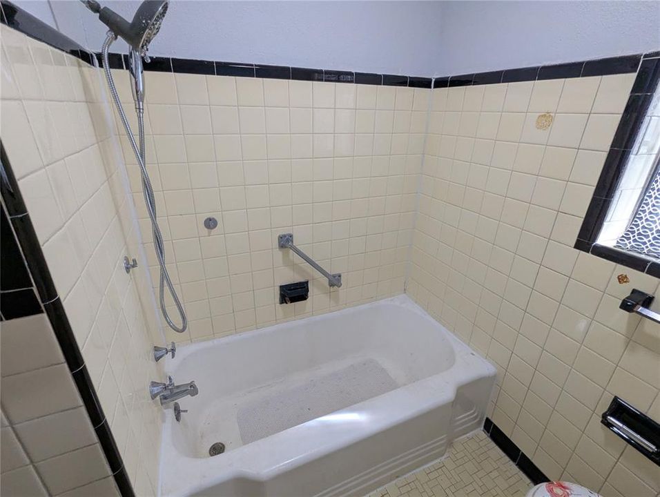 Active With Contract: $150,000 (2 beds, 1 baths, 841 Square Feet)