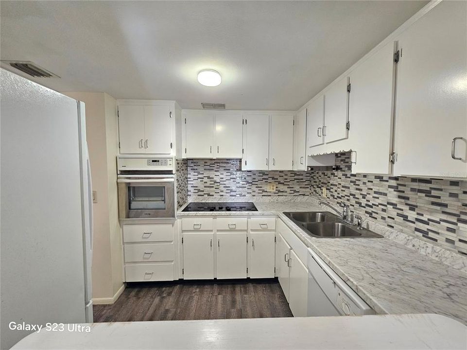 For Rent: $1,350 (1 beds, 1 baths, 825 Square Feet)