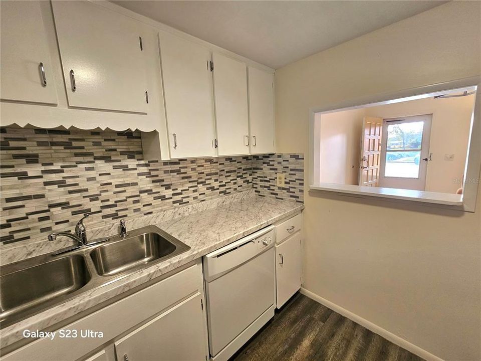 For Rent: $1,350 (1 beds, 1 baths, 825 Square Feet)