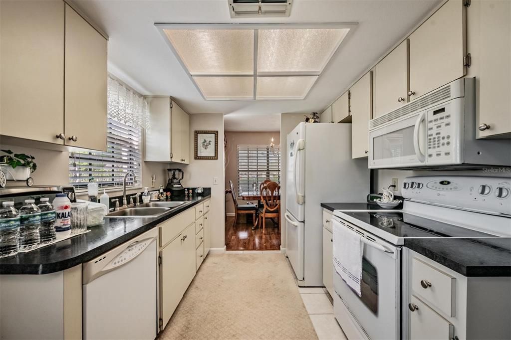 Под контрактом: $199,995 (2 спален, 2 ванн, 1386 Квадратных фут)