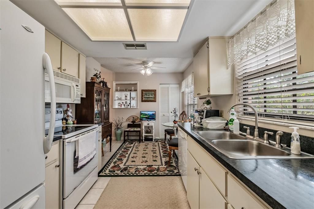 Под контрактом: $199,995 (2 спален, 2 ванн, 1386 Квадратных фут)