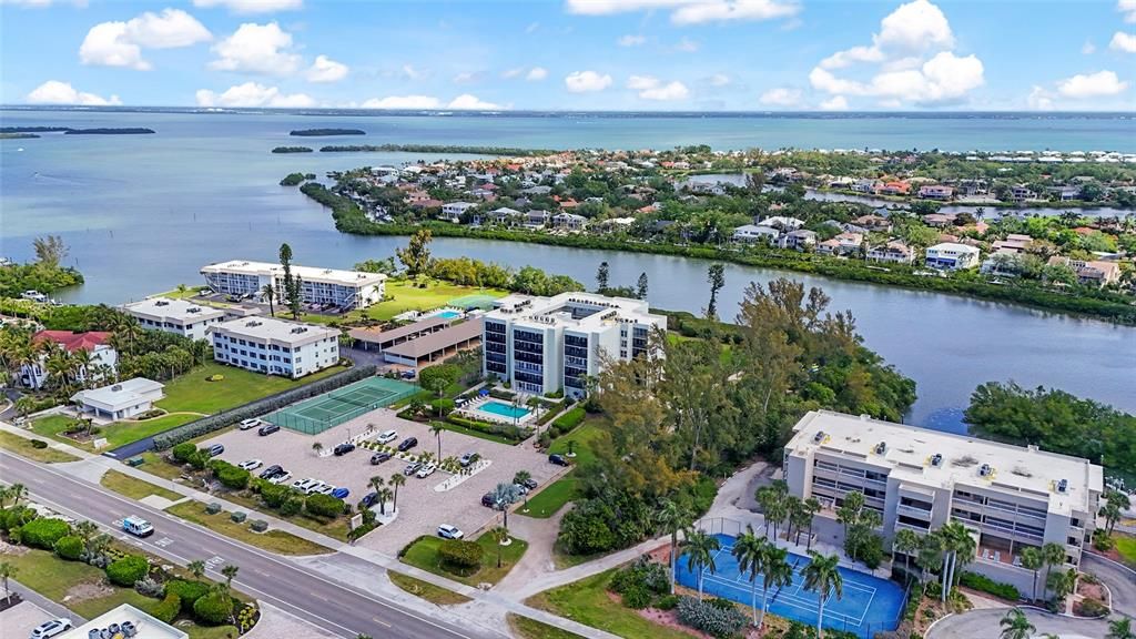 На продажу: $475,000 (2 спален, 2 ванн, 1260 Квадратных фут)
