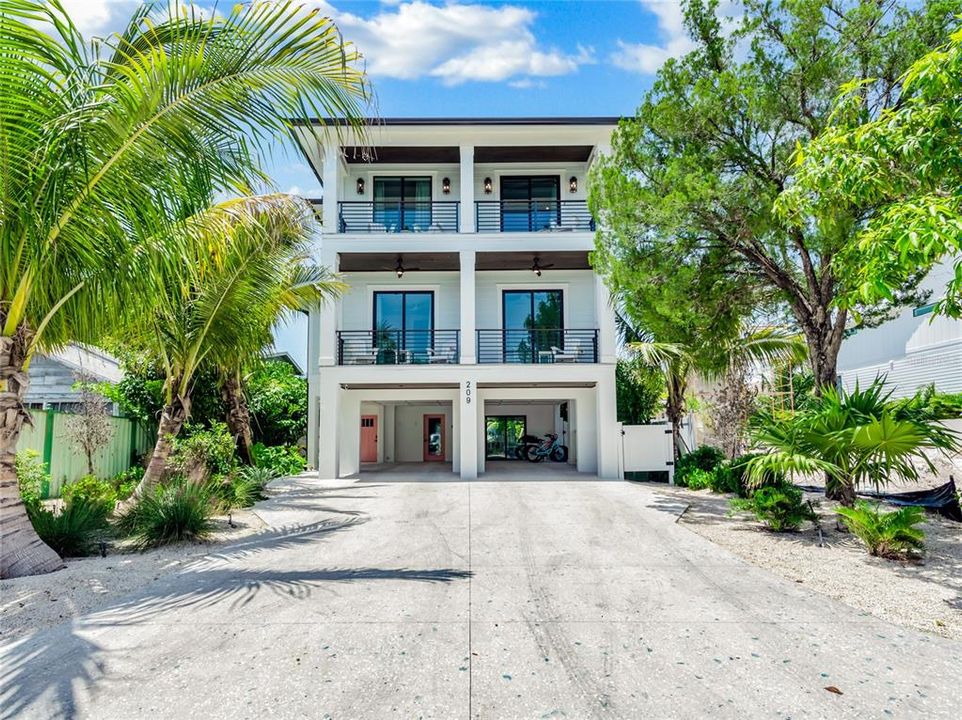 For Sale: $3,945,000 (6 beds, 6 baths, 3601 Square Feet)