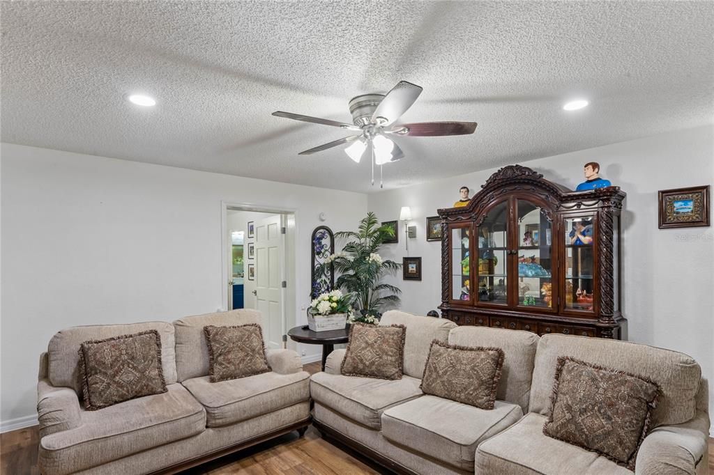 En Venta: $542,999 (4 camas, 3 baños, 2592 Pies cuadrados)