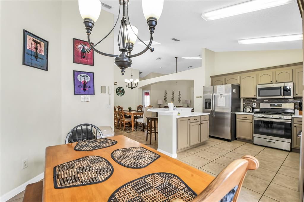Activo con contrato: $499,900 (5 camas, 4 baños, 2136 Pies cuadrados)