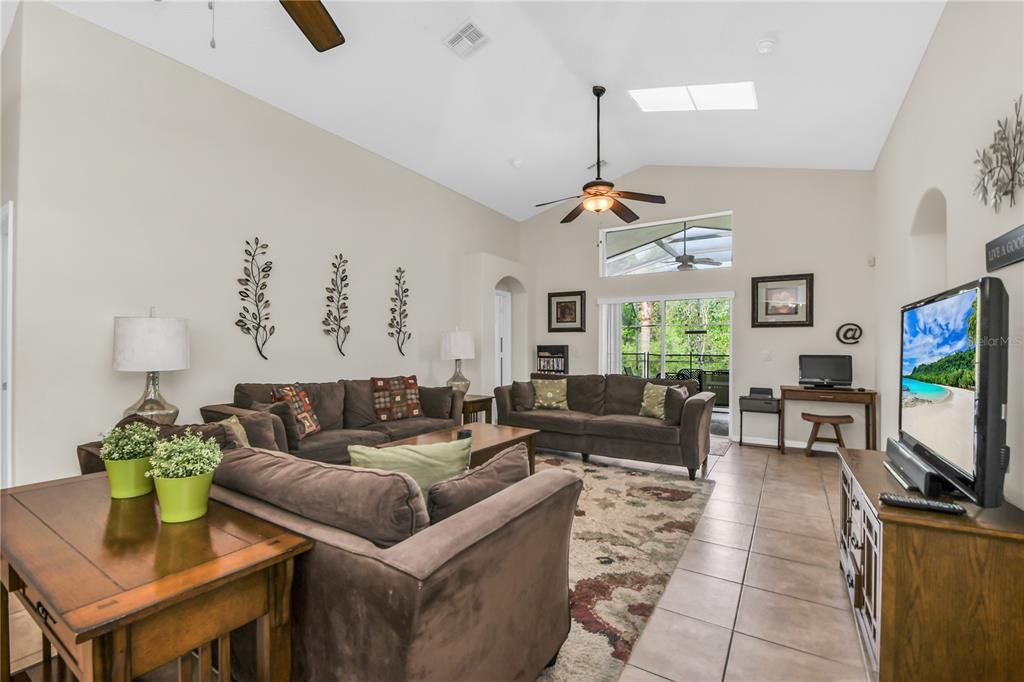Activo con contrato: $499,900 (5 camas, 4 baños, 2136 Pies cuadrados)