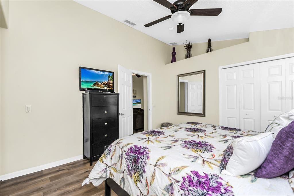 Activo con contrato: $499,900 (5 camas, 4 baños, 2136 Pies cuadrados)
