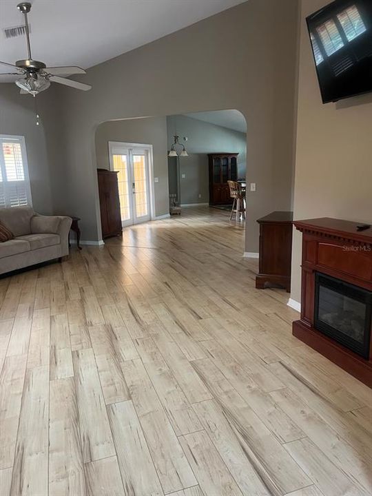For Sale: $384,900 (3 beds, 3 baths, 2423 Square Feet)