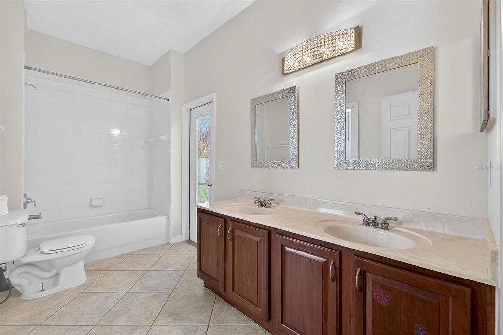 For Sale: $559,000 (5 beds, 4 baths, 3138 Square Feet)