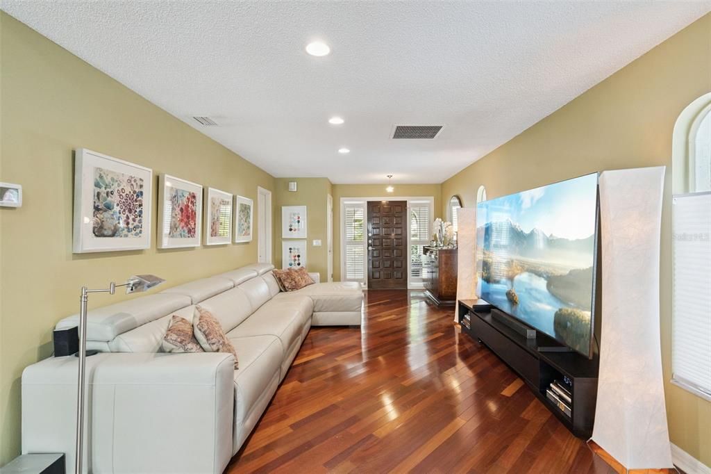 Activo con contrato: $950,000 (3 camas, 2 baños, 2114 Pies cuadrados)