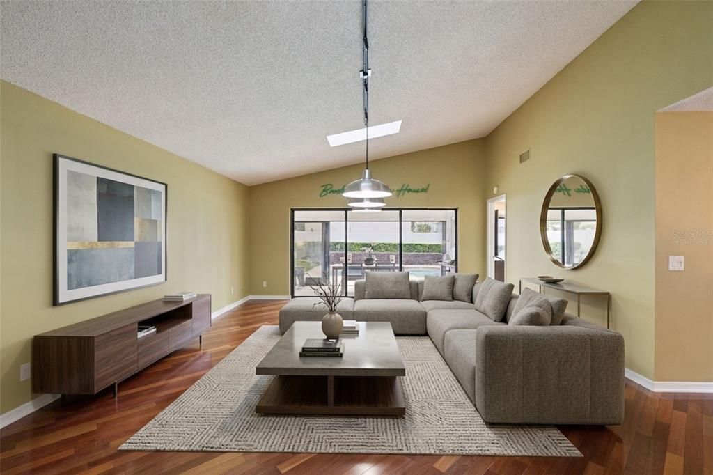 Activo con contrato: $950,000 (3 camas, 2 baños, 2114 Pies cuadrados)