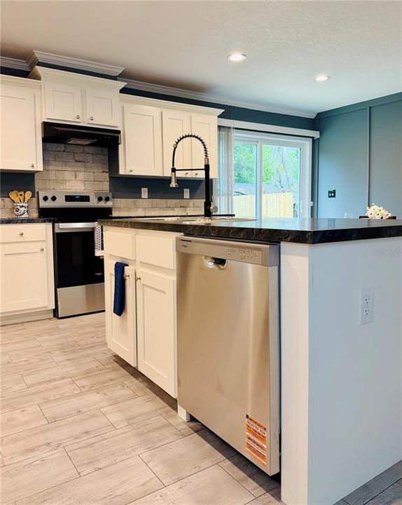 For Sale: $224,000 (3 beds, 2 baths, 1280 Square Feet)