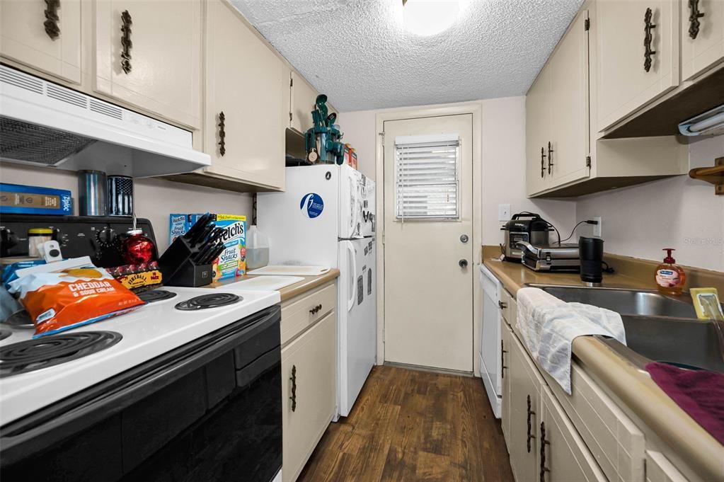 待售: $165,000 (2 贝兹, 1 浴室, 1010 平方英尺)