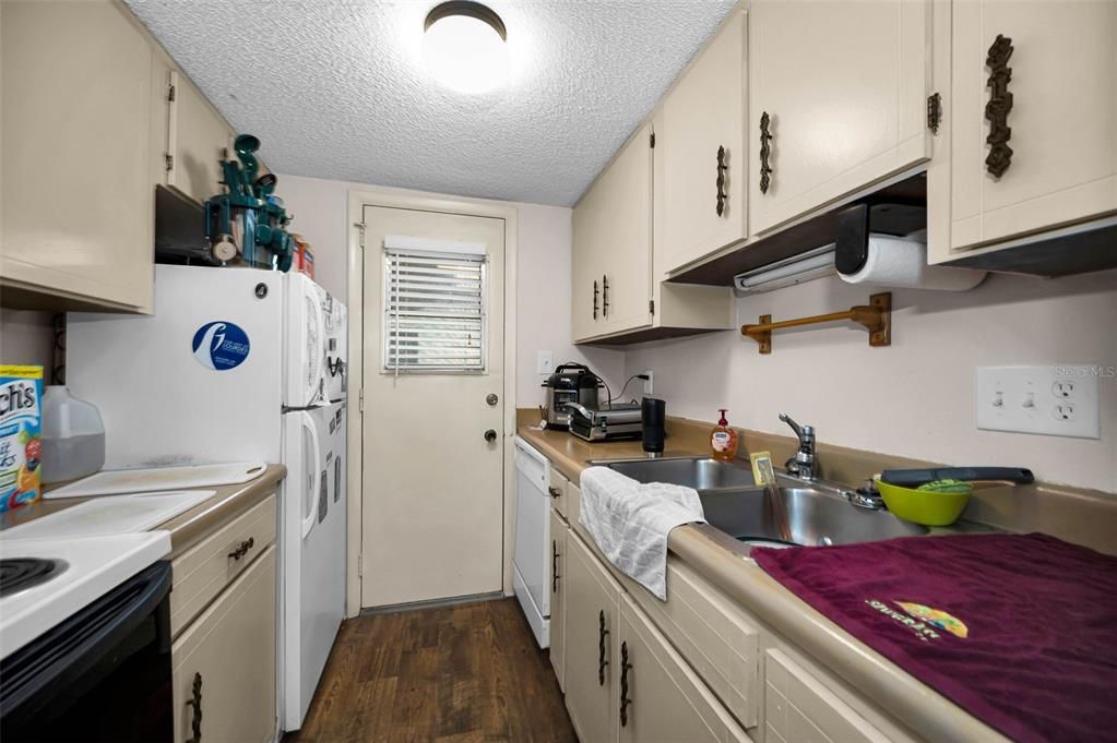 待售: $165,000 (2 贝兹, 1 浴室, 1010 平方英尺)