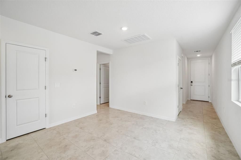Под контрактом: $300,070 (3 спален, 2 ванн, 1483 Квадратных фут)