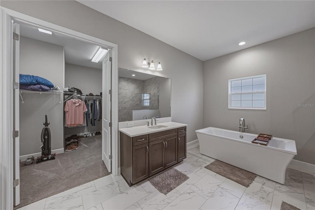 Под контрактом: $850,000 (3 спален, 3 ванн, 3481 Квадратных фут)