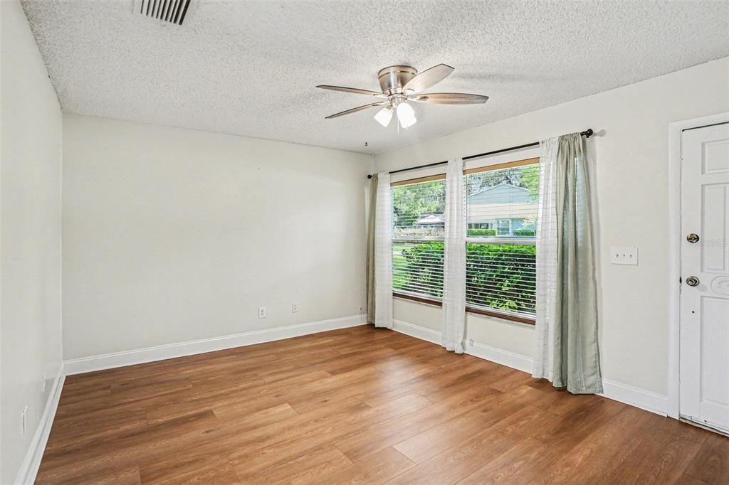 Activo con contrato: $224,900 (2 camas, 1 baños, 1102 Pies cuadrados)