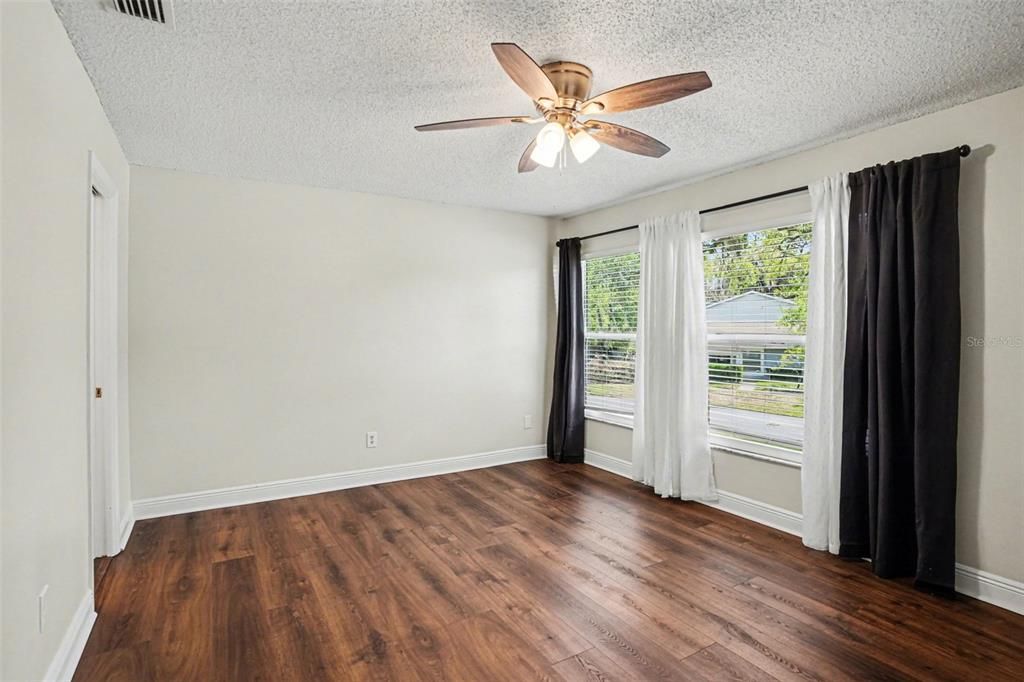 Activo con contrato: $224,900 (2 camas, 1 baños, 1102 Pies cuadrados)