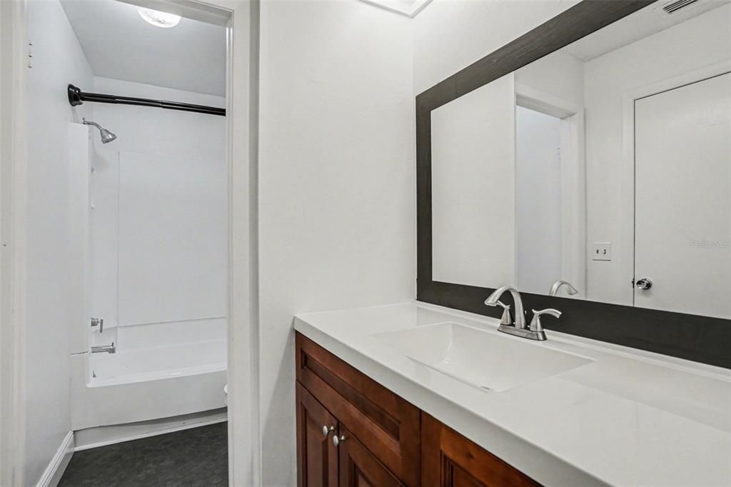 Activo con contrato: $224,900 (2 camas, 1 baños, 1102 Pies cuadrados)