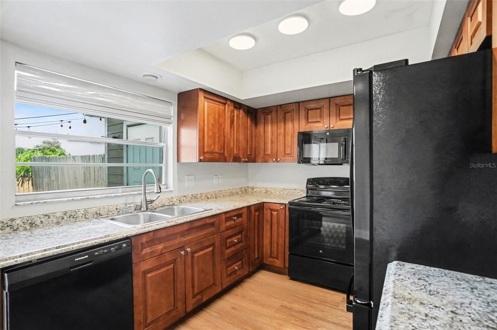 Activo con contrato: $224,900 (2 camas, 1 baños, 1102 Pies cuadrados)