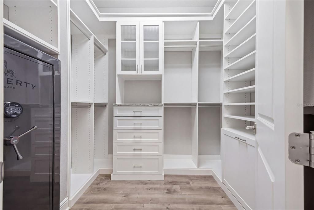 Activo con contrato: $2,250,000 (4 camas, 3 baños, 4553 Pies cuadrados)