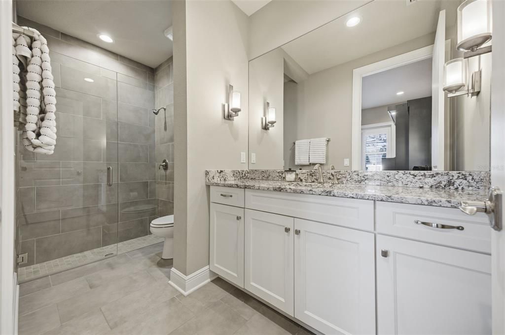 Activo con contrato: $2,250,000 (4 camas, 3 baños, 4553 Pies cuadrados)