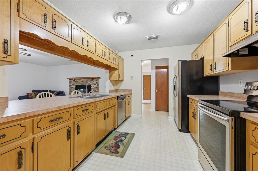 For Sale: $324,900 (3 beds, 2 baths, 2338 Square Feet)