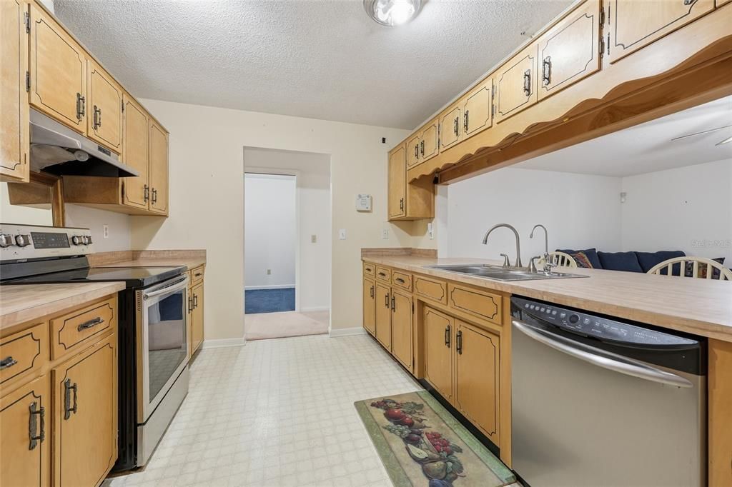 For Sale: $324,900 (3 beds, 2 baths, 2338 Square Feet)