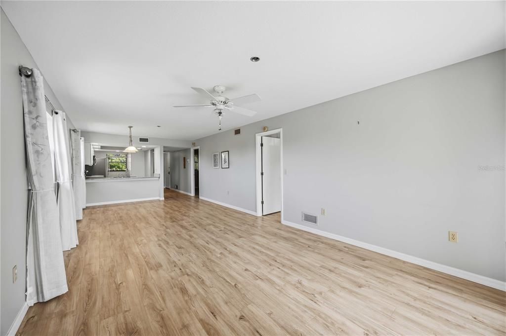 На продажу: $205,000 (2 спален, 2 ванн, 963 Квадратных фут)