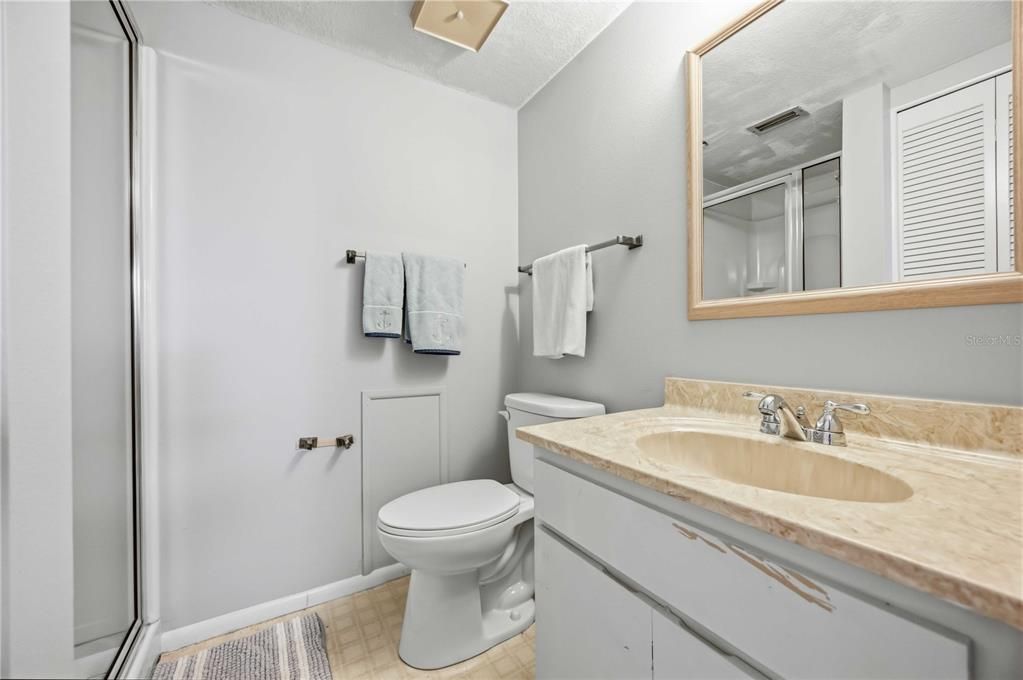 На продажу: $205,000 (2 спален, 2 ванн, 963 Квадратных фут)