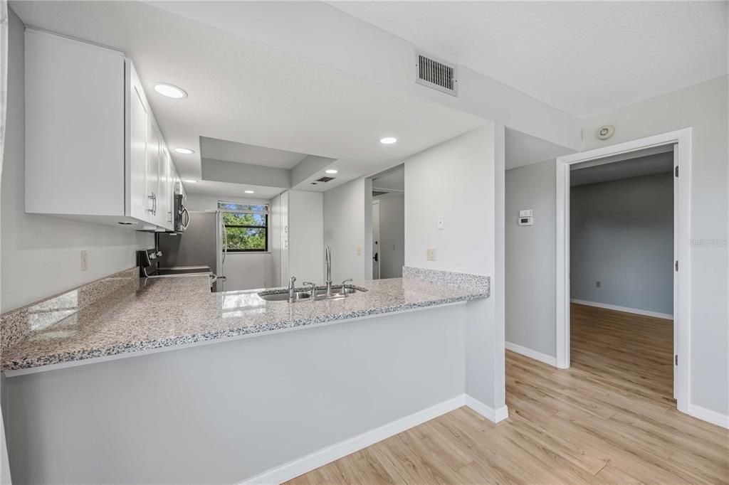 На продажу: $205,000 (2 спален, 2 ванн, 963 Квадратных фут)