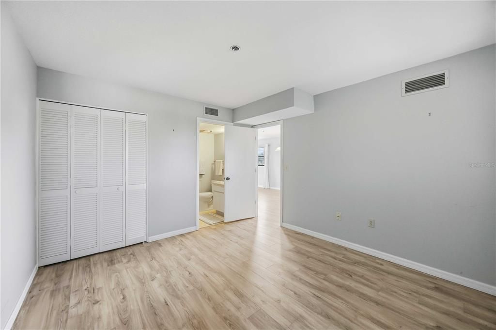 На продажу: $205,000 (2 спален, 2 ванн, 963 Квадратных фут)