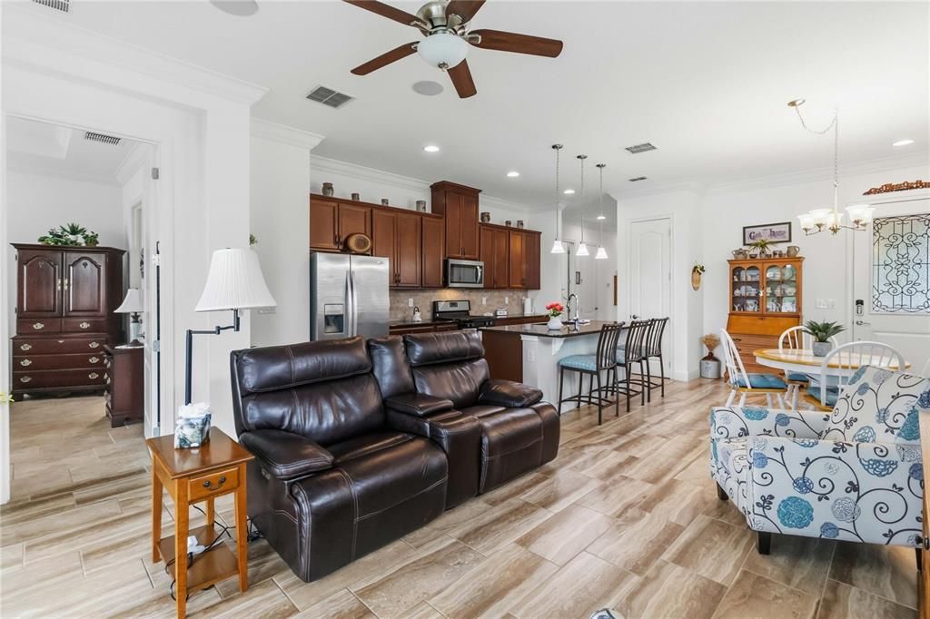 Activo con contrato: $299,900 (2 camas, 2 baños, 1464 Pies cuadrados)