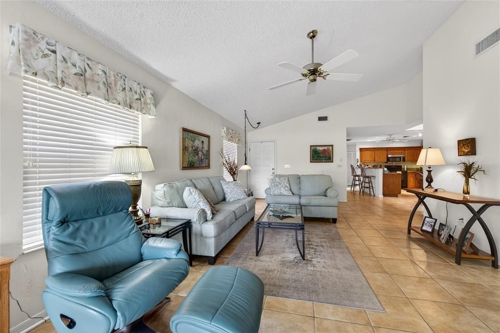 Activo con contrato: $249,000 (3 camas, 2 baños, 1455 Pies cuadrados)