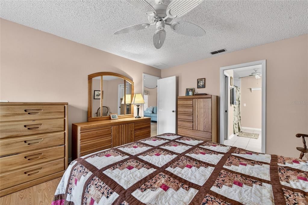 Activo con contrato: $249,000 (3 camas, 2 baños, 1455 Pies cuadrados)