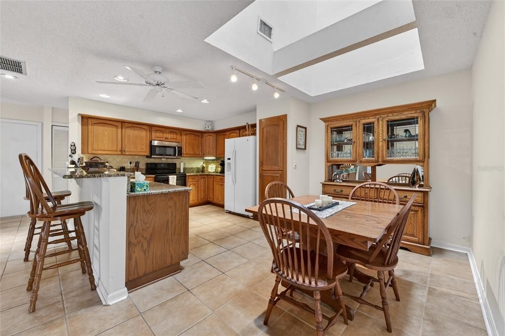 Activo con contrato: $249,000 (3 camas, 2 baños, 1455 Pies cuadrados)