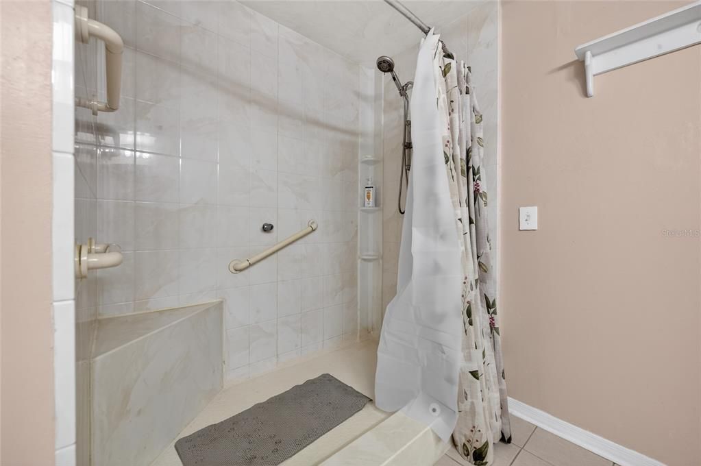 Activo con contrato: $249,000 (3 camas, 2 baños, 1455 Pies cuadrados)