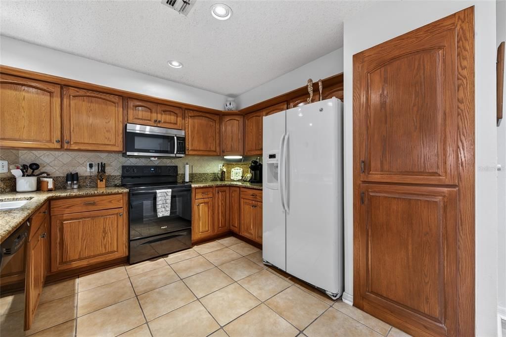 Activo con contrato: $249,000 (3 camas, 2 baños, 1455 Pies cuadrados)