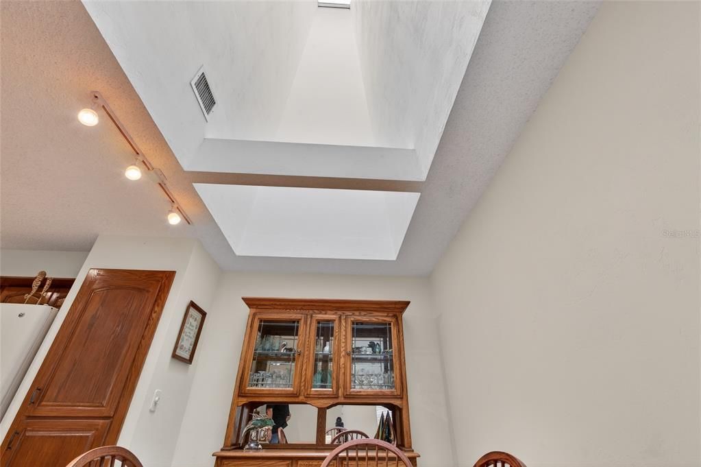 Activo con contrato: $249,000 (3 camas, 2 baños, 1455 Pies cuadrados)